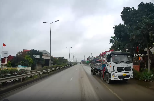 Trạm Cảnh sát giao thông An Hưng: Xử lý một xe ô tô tải có gắn cẩu đi ngược chiều trên đường có biển 